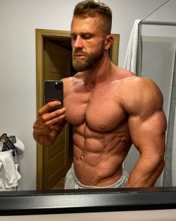 Miroslav Juríček wins Round I of the Second Annual EpicPecs Award – Best Chest of 2023